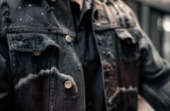 Nahaufnahme einer dunklen, abgenutzten Metal-Kutte mit Taschen und Nieten