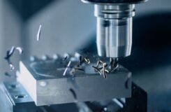 CNC-Bearbeitung eines Metallblocks mit glänzendem Werkzeug